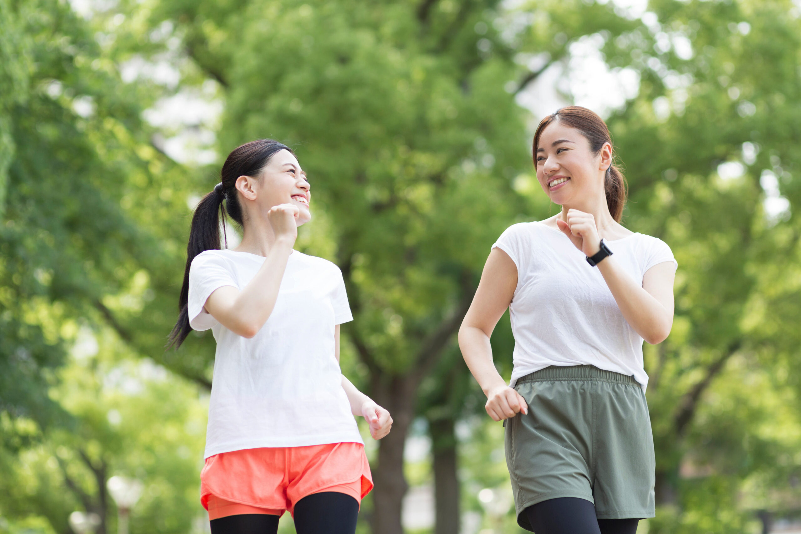 仲間とハイタッチ